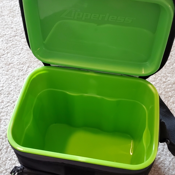 Zipperless Coldlok cooler with carrying strap - Picture 2 of 6